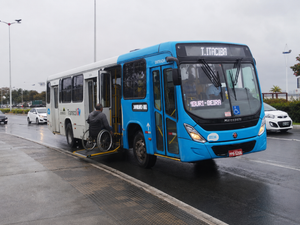 Eleitores cadeirantes terão transporte gratuito nas Eleições 2026 no ES